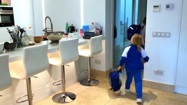 Родители усыновили мальчика или Дети получили новогодний подарок смотреть онлайн