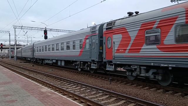 ЧС4т-425 отправляется со станции Минск-Пассажирский смотреть онлайн