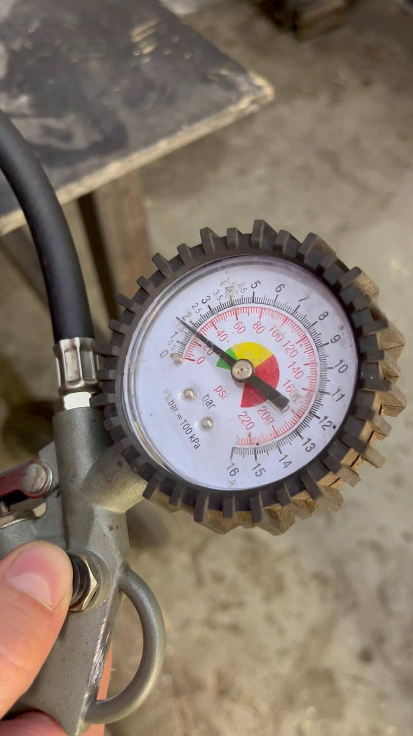 Каким должно быть давление в гидробаке?