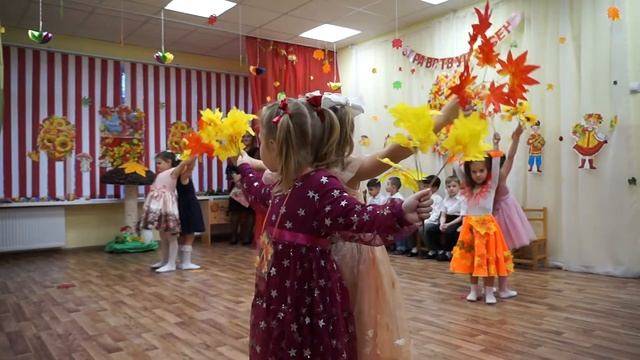 Танец с листиками в детском саду Раз, два, три смотреть онлайн