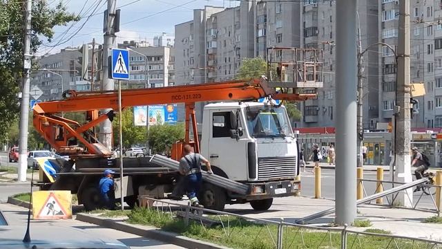 Машина с выдвижной люлькой, рабочий меняет рекламу на билборде смотреть онлайн