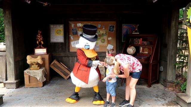 Launch Pad Mcduck shows Zak his plane collection plus we meet Scrooge Mcduck, Chip and Dale смотреть онлайн