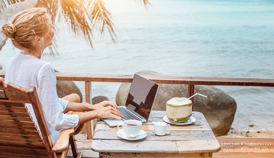 Красивая музыка и красивая девушка пьёт кофе/ Beautiful music and a beautiful girl drinking coffee смотреть онлайн