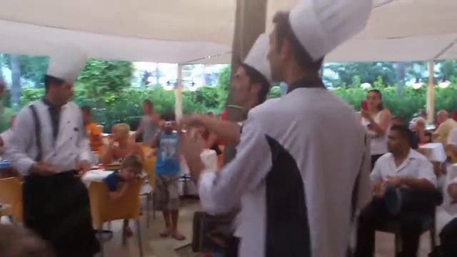 Танец поваров в отеле Club Insula, Турция, Аланья, Конаклы. Dance of the chefs at Club Insula смотреть онлайн