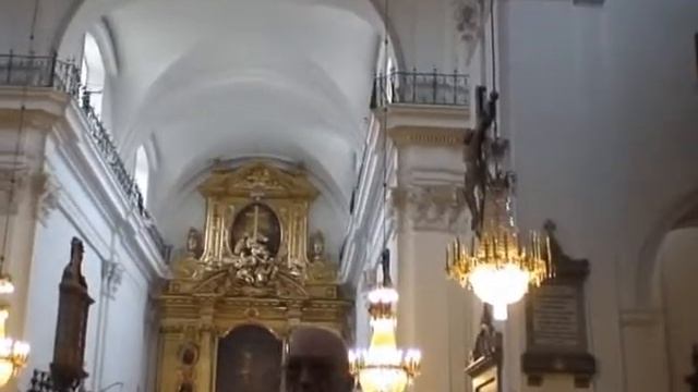 Польша. Варшава. Внутри костела Святого Креста. смотреть онлайн