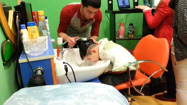 В парикмахерской.