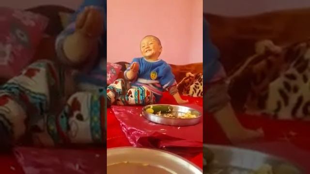Малыш борется со сном! смотреть онлайн
