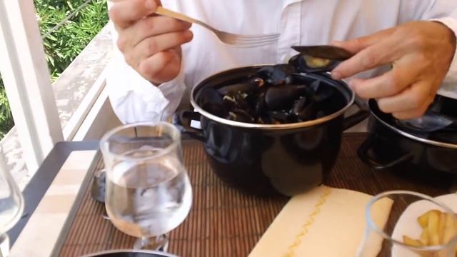 Как правильно есть мидии. Франция 2012. Нow to eat mussels. France смотреть онлайн