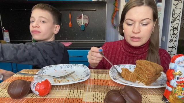 СЛАДКИЙ МУКБАНГ/ТОРТ МЕДОВИК/КИНДЕР/SWEET MUKBANG / CAKE MEDOVIK / KINDER
