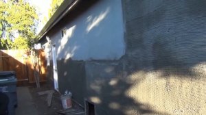 Как штукатурят дом снаружи   первый слой