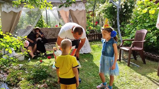 У нас праздник. Принимаем гостей. Сняла первые помидоры. Жизнь семьи в деревне. смотреть онлайн