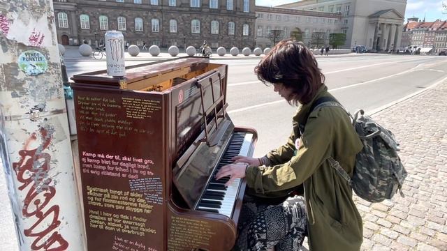 It's just a burning memory - The Caretaker - Copenhagen street piano смотреть онлайн