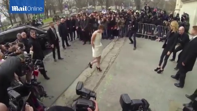 Kristen_posed_for_cameras_in_a_sleeveless_Chanel_minidress