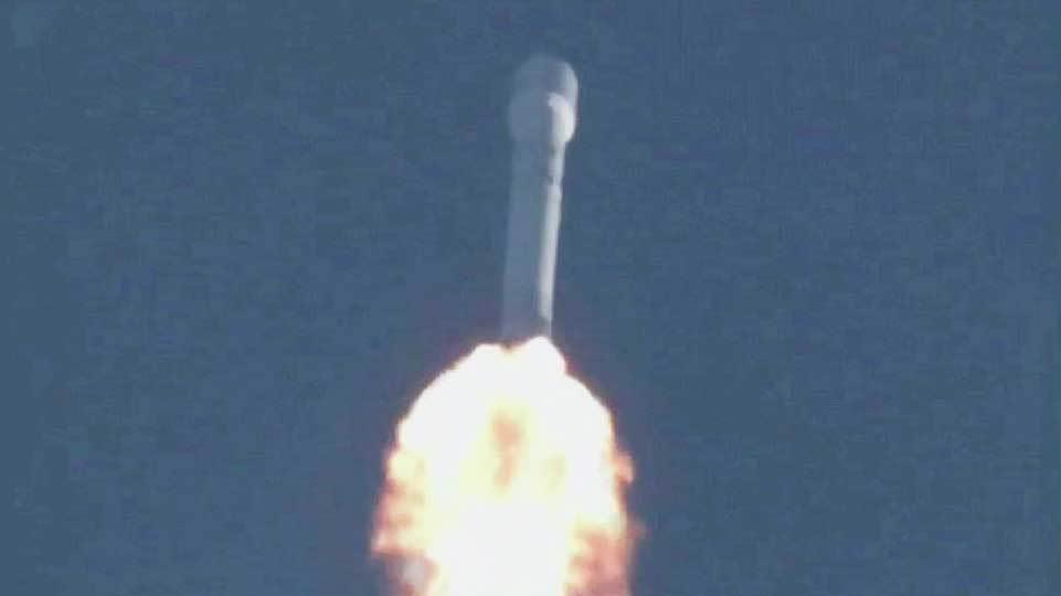 Компании SpaceX удалось повторно запустить и верну...млю ракету-носитель со спутником связи на борту