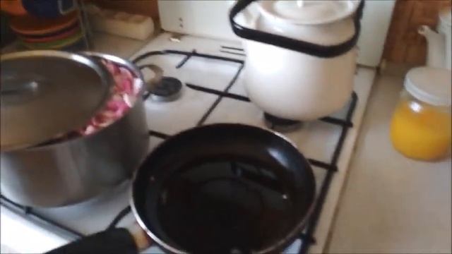 Дом, кухня , варю варенье с розы !