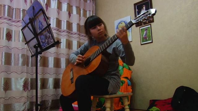 Юна играет на гитаре смотреть онлайн