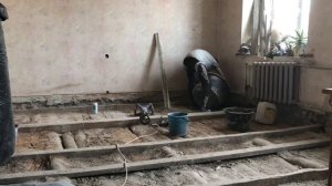 Срываю полы и заливаю полистирол бетонную стяжку из деревянной.