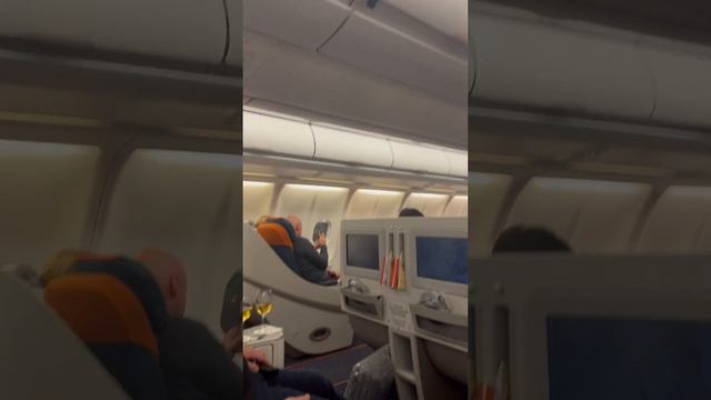 Комфортабельный бизнес в А330. 10ти часовой перелет, это прилично! Поспать и тв посмотреть #аэрофло смотреть онлайн