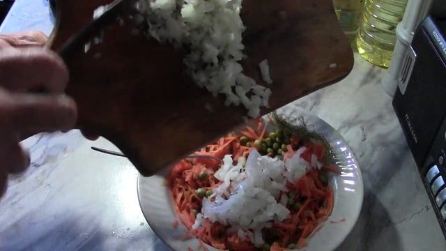 Салат из лука моркови и зеленого горошка смотреть онлайн