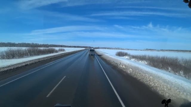 Корка льда на трассе Омск-Тюмень. Залез на стоянку и пожалел. Дальнобой по России. смотреть онлайн