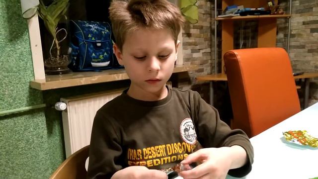 Autist играет с фантиками смотреть онлайн