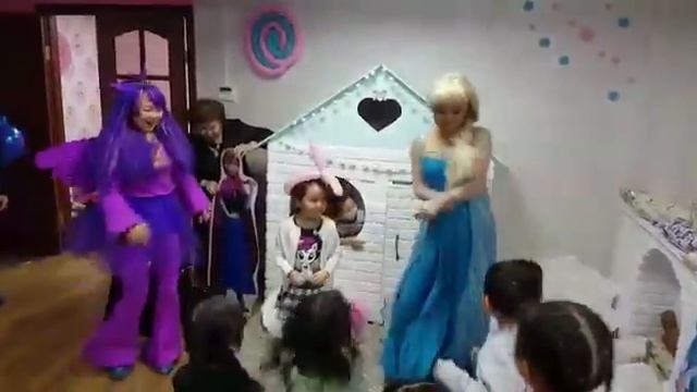 пони искорка и холодное сердце Эльза развлекают детей на день рождение Мири, танцы, игра смотреть онлайн