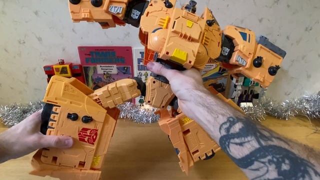 Автобот Арк Transformers / Трансформеры Королевство Класс Титаны смотреть онлайн