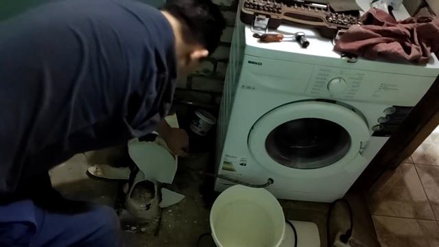 ремонт в ванной, часть 3 ( плитка на пол, одной левой) смотреть онлайн