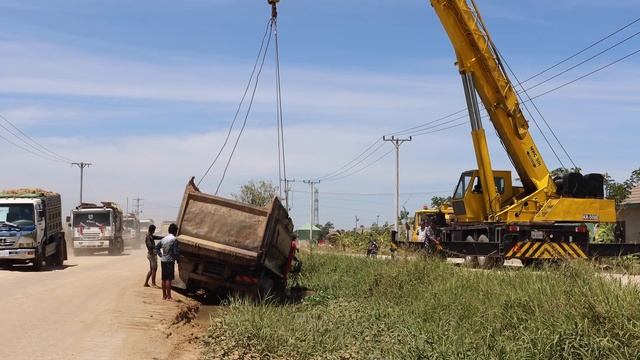 Scania dump truck fall off road deep hole and recovery by tadano crane смотреть онлайн