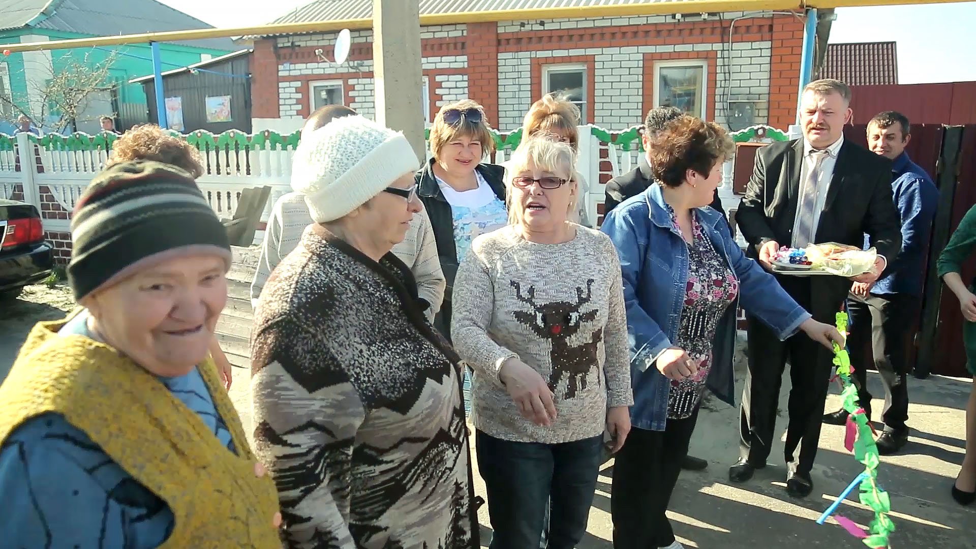 Как встречали молодых возле дома соседи и родители смотреть онлайн