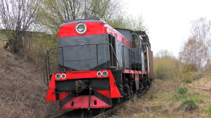 «Промтранспорт». Тепловоз ТГМ4-2436 с грузовым составом и приветливой бригадой