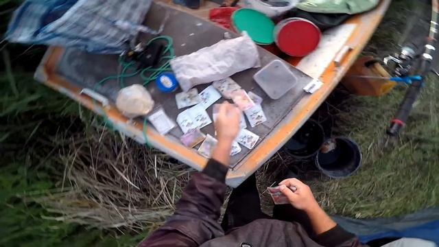 Ночная РЫБАЛКА КАРАСЬ и плотва на бутерброд смотреть онлайн