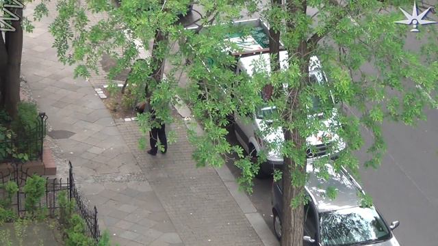 Busker, уличный музыкант. Berlin 2012.06.06 смотреть онлайн