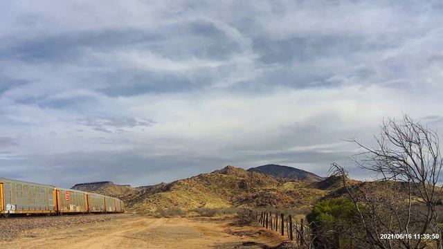 Train through Valentine and Hackberry Arizona along Route 66 смотреть онлайн