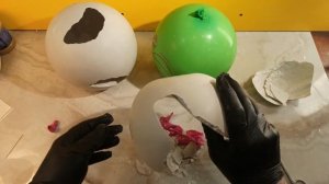 Залил гипс в воздушный шарик,получился необычный подсвечник...
