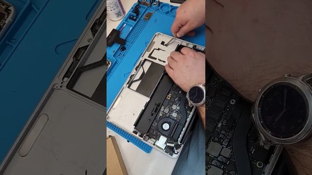 Замена аккумулятора и MacBook Pro 13 смотреть онлайн