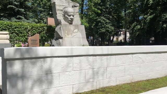 Могилы Я Коласа и Я Купалы на Военном кладбище в Минске смотреть онлайн