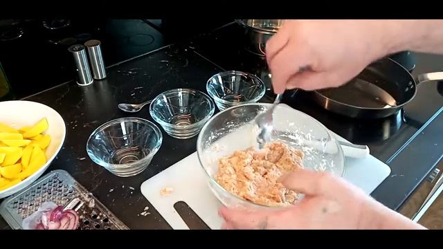 Готовим куриные котлеты со вкусом СССР, а на гарнир картошка фри смотреть онлайн