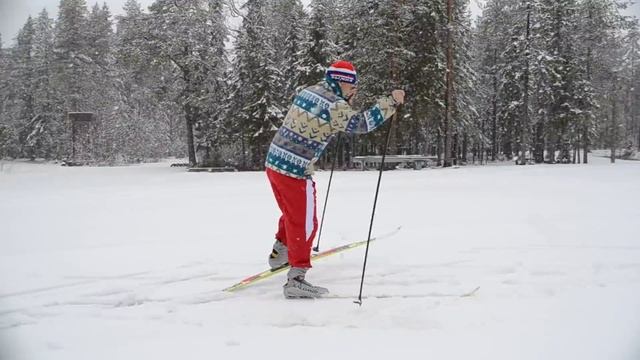 Летняя зима в Костомукше. Лыжник в июне. смотреть онлайн
