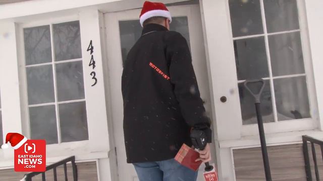 Young family, with father battling cancer, surprised with Secret Santa gift смотреть онлайн