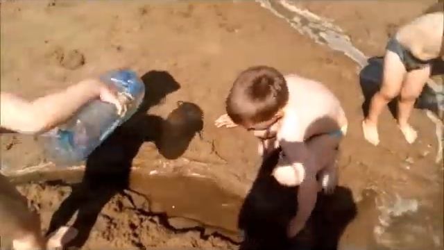 Как поймать рыбу без удочки/ на берегу озера |ЦВЕТНОЕ ВРЕМЯ| смотреть онлайн