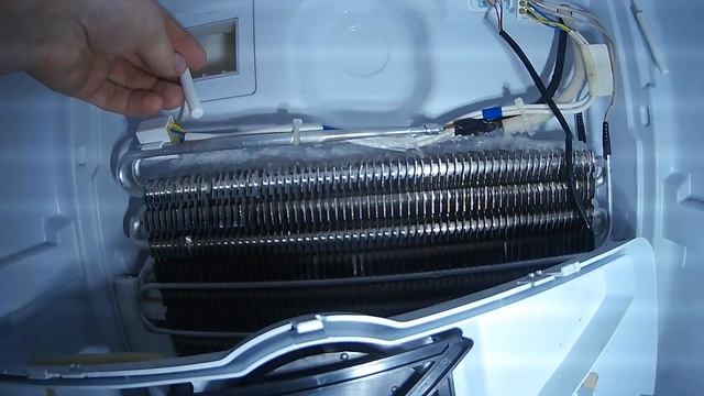 Ремонт холодильника Hotpoint Ariston с электронным модулем. Восстановление шлейфа. смотреть онлайн