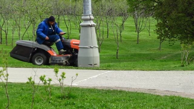 11.05.2022 Стригут траву в Коломенском смотреть онлайн