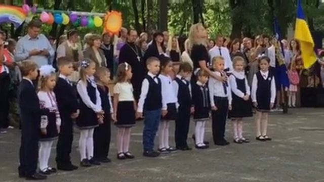 Первый раз в первый класс! Линейка в школе Богдан выступает 129 школа Киев смотреть онлайн