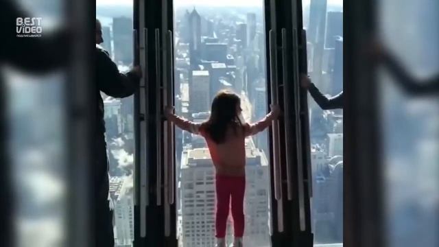 Необычное окно небоскреба