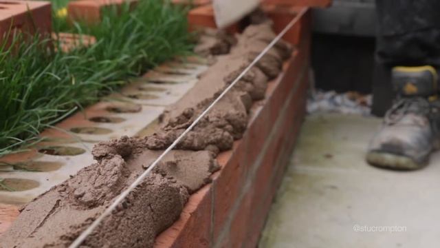 Bricklaying - Finishing a DIY Garden Brick Wall смотреть онлайн