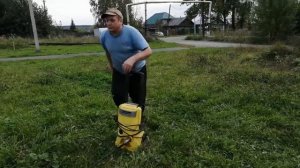 смотать водяной шланг на  автомойке без перегибов и заломов.