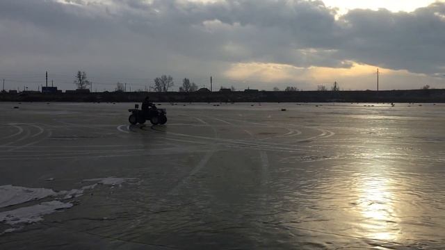 Выходные на льду. Дрифт CFMOTO 500 смотреть онлайн