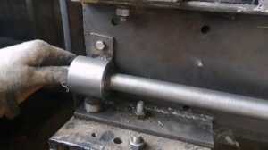 Нарезал первую резьбу резцом на самодельном токарном станке.