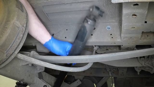 Ford Transit (2000 - 2006) - Replace the rear shock absorbers смотреть онлайн